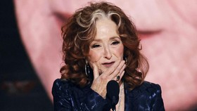 Bonnie Raitt Menang Song of The Year Grammy, Kalahkan Beyonce-Adele