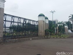 Pagar Kawat Dipasang Depan Gerbang Gedung DPR Jelang Demo Buruh