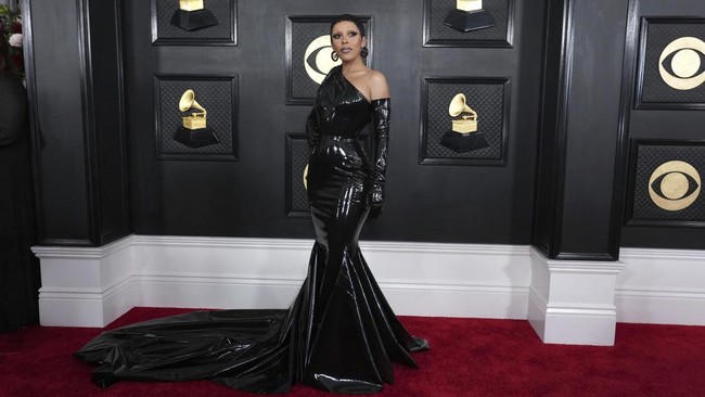 FOTO: Selebriti Berbusana Terbaik Grammy Awards 2023