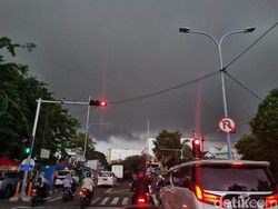 Waspada Cuaca Ekstrem Sepekan, La Nina-Siklon Freddy Ancam Jatim