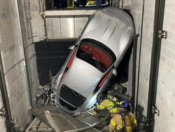 Ngilu! Ferrari Ringsek gara-gara Lift di Showroom Rusak