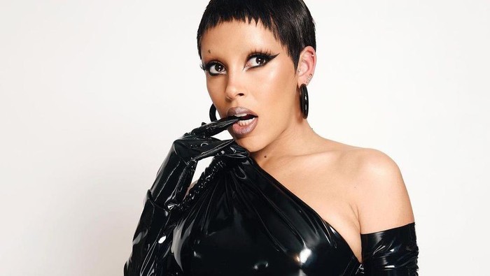 5 Gaya Makeup Terbaik di Grammy Awards 2023, Doja Cat Tanpa Alis