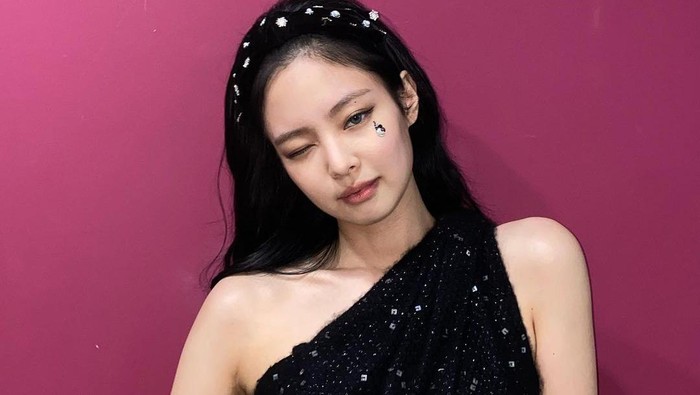 img-title 5 Skincare Routine ala Jennie BLACKPINK yang Bikin Kulit Glowing Maksimal