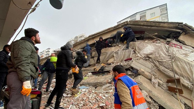 Gempa M 7,7 di Turki-Suriah Diperparah Suhu Dingin Ekstrem Kondisi suhu dingin ekstrem disebut memperparah situasi pascagempa berkekuatan magnitudo 7,7 di Turki hingga Suriah.