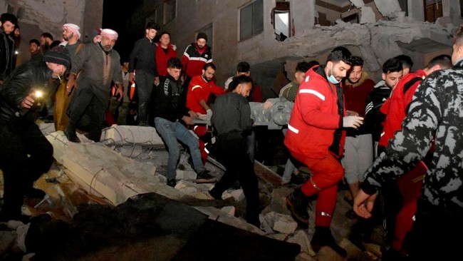 Tiga dari lima WNI yang hilang di Turki ditemukan dalam keadaan selamat setelah gempa dahsyat magnitudo 7,7 melanda wilayah tenggara dan selatan negara itu.