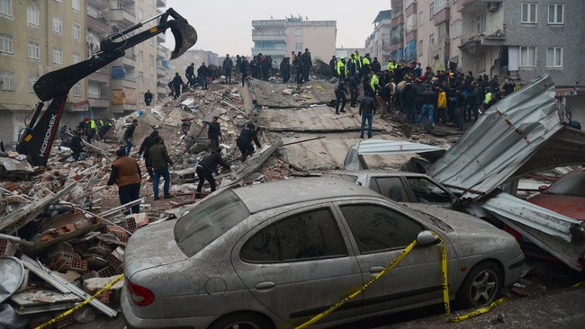 Korban yang meninggal akibat gempa dashyat magnitudo 7,8 yang mengguncang Turki dan Suriah kini telah melebihi 28 ribu orang.
