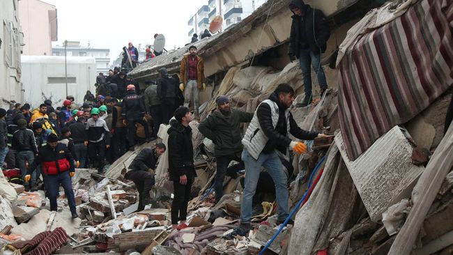Jumlah korban jiwa gempa luar biasa nan melanda Turki dan Suriah terus bertambah menjadi lebih dari 2.300 orang per Senin (6/2).