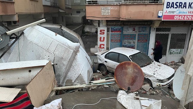 Turki diguncang sedikitnya 18 kali gempa susulan setelah tiga kali dilanda gempa magnitudo 7,7 pada Senin (6/2) waktu setempat.