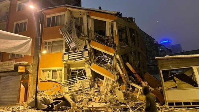 Gempa dahsyat berkekuatan M 7,7 yang melanda Turki juga terasa hingga Suriah sampai menyebabkan 111 orang tewas dan 516 lainnya luka-luka.