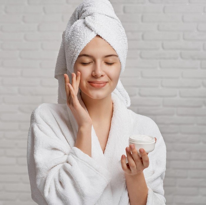 Gunakan Moisturizer di Kulit yang Masih Lembap