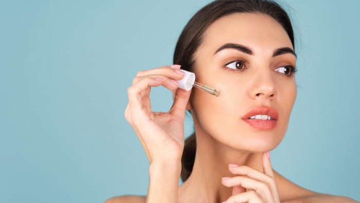 Gunakan Serum yang Mengandung Hyaluronic Acid/ Foto: Freepik.com/ kroshka_nastya