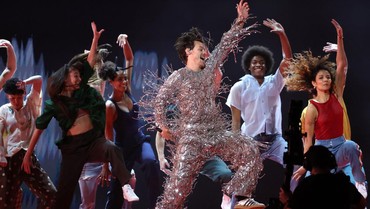 img-title Mata Harry Styles Kena Timpuk Barang Saat Konser