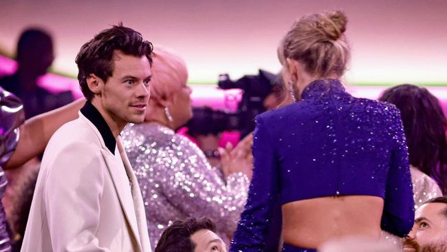 Grammy Awards 2023 jadi saksi Taylor Swift dan Harry Styles kembali akrab sebagai teman setelah putus sekitar satu dekade lalu. 