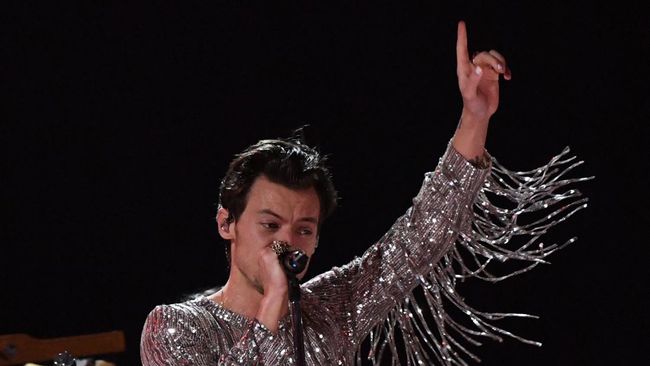 Harry Styles menjadi korban pelemparan barang yang dilakukan oleh penggemarnya saat konser di Wina, Austria, pada Sabtu (8/7).