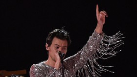 Harry Styles Kena Timpuk Barang oleh Fan Saat Konser di Austria