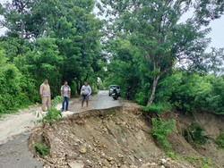 Jalan di Nekamese Kupang Ambles, Lima Desa Terisolasi