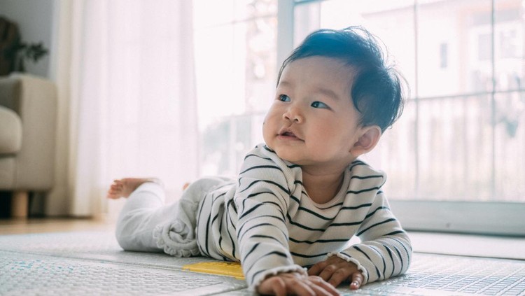 Ilustrasi Bahaya Melewati Fase Merangkak CU Baby girl (2-5 Months) lying on bed and laughing / Bangkok, Thailand