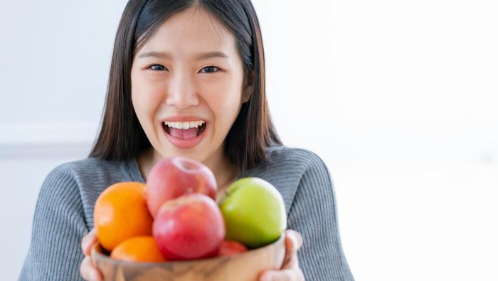 Ilustrasi mengonsumsi antioksidan/ Foto: Freepik.com/lifestylememory