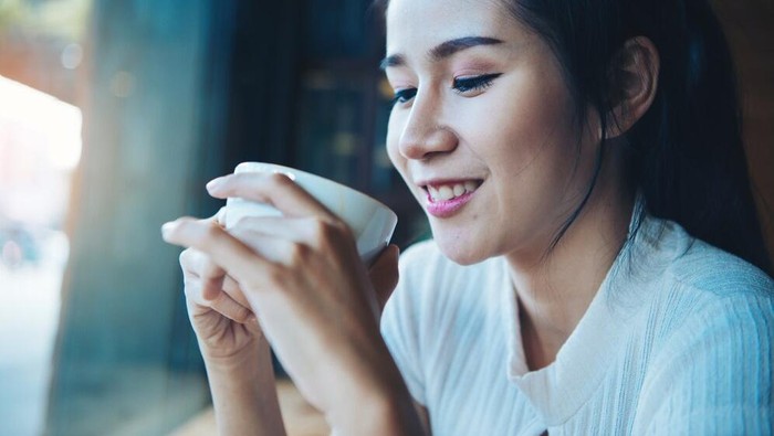 Ilustrasi minum kopi/ Foto: Freepik.com/jcomp