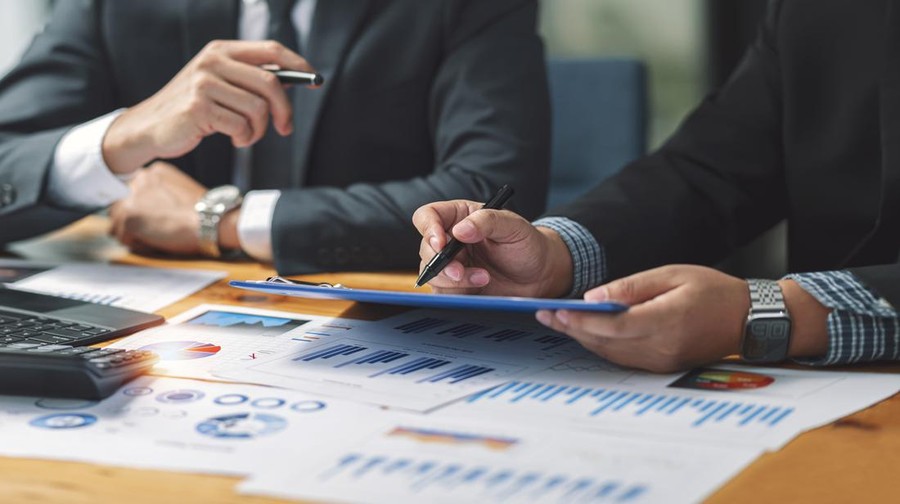 Ilustrasi Pekerjaan dengan Gaji Tinggi Business people Consulting meeting working and brainstorming new business project finance investment concept.