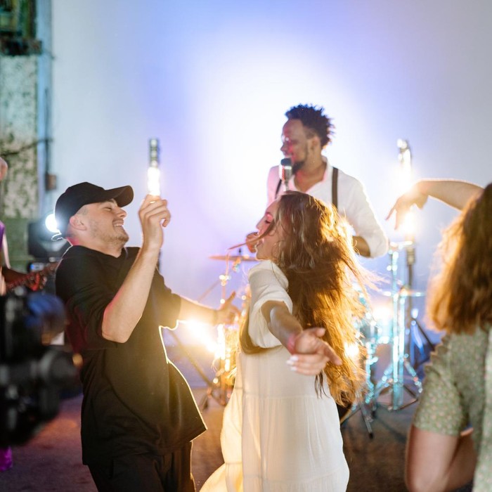 Ilustrasi pergi ke konser musik dengan pasangan/Foto: Pexels: Yan Krukau