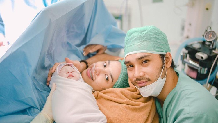 Istri Achmad Megantara melahirkan