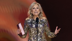 Jill Biden Ganjar Lagu Protes Iran dengan Piala di Grammy 2023
