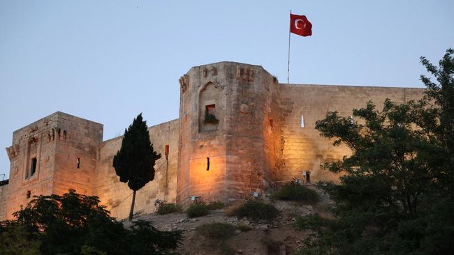 Kastil Gaziantep nan berumur beratus-ratus tahun di Turki rusak parah setelah gempa bumi luar biasa dan gempa susulan mengguncang negara itu pada Senin (6/2) pagi.