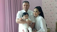Berharap Cucu Bisa Cepat Jalan, KD dan Raul Lemos Gelar Tradisi Pukul Lele