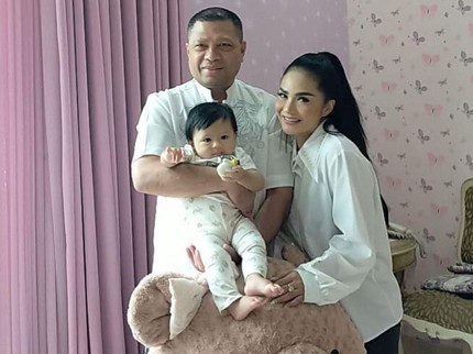 Berharap Cucu Bisa Cepat Jalan, KD dan Raul Lemos Gelar Tradisi Pukul Lele
