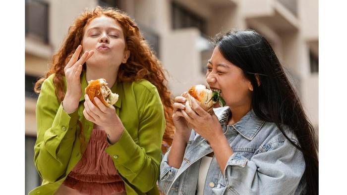 Stop Mulai Sekarang! Kebiasaan Makan Ini Bikin Kamu Terlihat Kurang Sopan di Mata Orang Lain