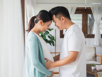 4 Kebiasaan Ayah Ini Bikin Bayi Terlahir Cerdas, Coba Sering Elus Lembut Perut Bunda