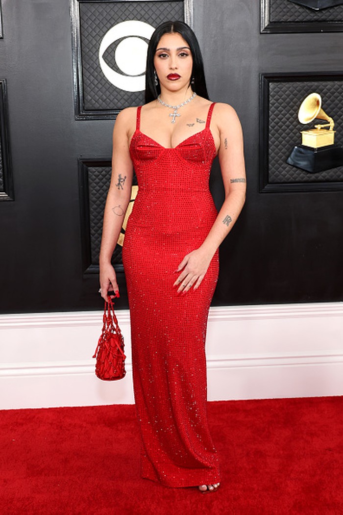 Lourdes, putri dari Madonna, membawa tren busana kristal ke red carpet Grammy dalam gaun klasik berwarna merah rancangan label Area. Foto: Getty Images/Amy Sussman