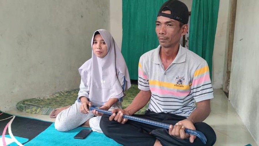 Samsul dan Sumiati, pasangan Probolinggo yang menikah dengan maskawin sebuah linggis.