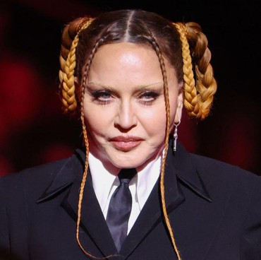 7 Potret Wajah Menyeramkan Madonna di Grammy Awards 2023
