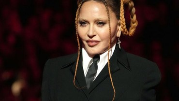 img-title Jatuh di Kamar Mandi, Madonna Dilarikan ke Rumah Sakit & Koma 2 Hari