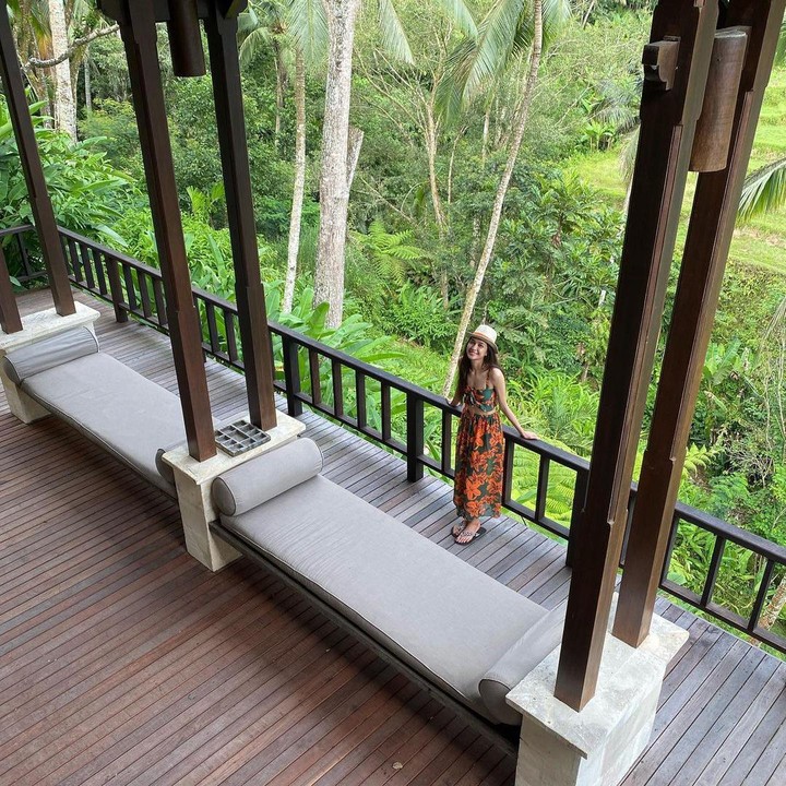 <p>Pasangan artis ini menginap di salah satu hotel mewah yang berlokasi di kawasan Gianyar, Bunda. (Foto: Instagram @miktambayong)</p>