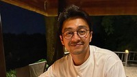 <p>Pada malam hari, pasangan ini juga menyempatkan diri untuk menikmati suasana romantis ketika menyantap makan malam. Konsep <em>candle light dinner</em> yang bikin baper nih, Bunda. (Foto: Instagram @miktambayong)</p>
