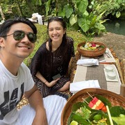 Honeymoon di Bali, Intip Gaya Modis Mikha Tambayong Pakai Tropical Dress