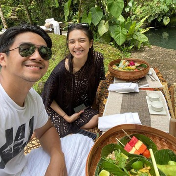 img-title Honeymoon di Bali, Intip Gaya Modis Mikha Tambayong Pakai Tropical Dress