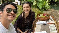 <p>Mikha Tambayong dan Deva Mahenra berkesempatan mencoba berbagai kuliner khas Bali ketika berbulan madu di sana. Suasana yang asri juga membuat mereka merasa rileks. <em>"Greeted with endless greens and nature sound every morning, went for refreshing walks and hikes, provided with clean yet super yummy meals day to night, and made friends with the warmest staff and guests. Pure joy," tulis Mikha dalam unggahannya.</em> (Foto: Instagram @miktambayong)</p>