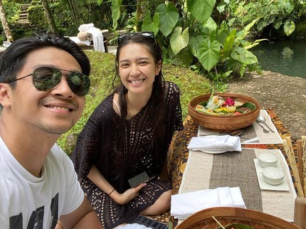 7 Potret Bulan Madu Mikha Tambayong dan Deva Mahenra di Bali, Bahagianya Menular
