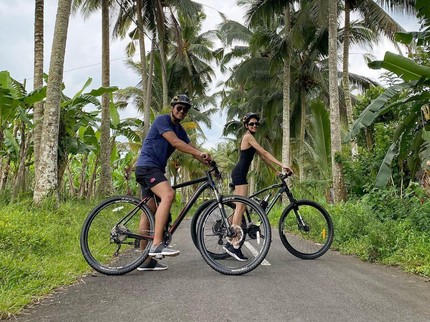 7 Potret Bulan Madu Mikha Tambayong & Deva Mahenra, Bersepeda dan Makan Malam Romantis di Bali