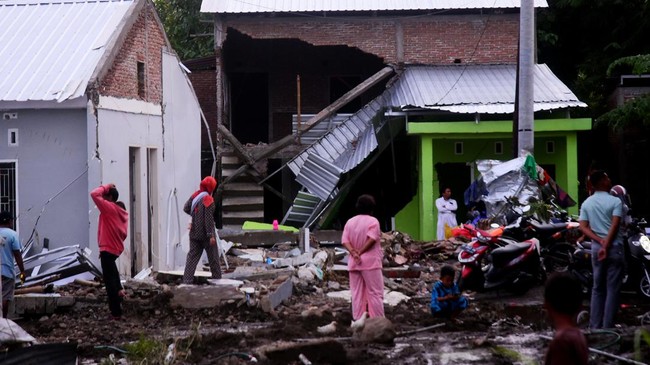 Tim SAR menemukan satu lagi korban banjir dan longsor di Humbahas, Sumut, dalam keadaan tewas. Sepuluh orang masih dicari.