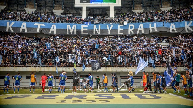 Netizen memberi reaksi beragam setelah Persib Bandung mengumumkan Bojan Hodak sebagai pelatih baru setelah Luis Milla mengundurkan diri.