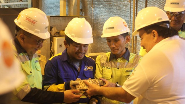 Petrosea bersama SRN mencapai milestone penting setalah berhasil memfasilitasi produksi emas dore bullion di tambang NHM.