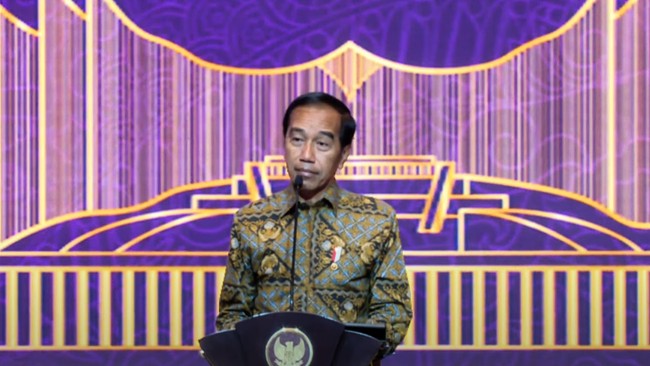 Jokowi mengucapkan terima kasih ke pendiri Agung Sedayu Group Aguan saat melakukan groundbreaking pembangunan Hotel Nusantara di IKN, pada Kamis (21/9).