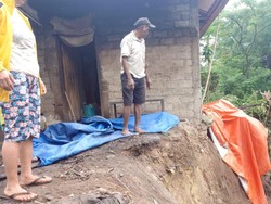 Rumah Terancam Ambruk gegara Longsor, Pemilik Ogah Mengungsi