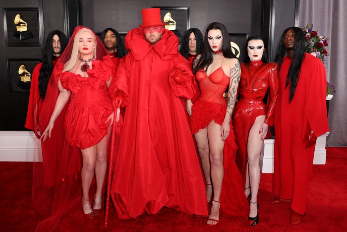 Sam Smith dan teman-temannya tampil kompak dalam busana serba merah. Sang penyanyi memakai busana rancangan Valentino. Foto: REUTERS/DAVID SWANSON