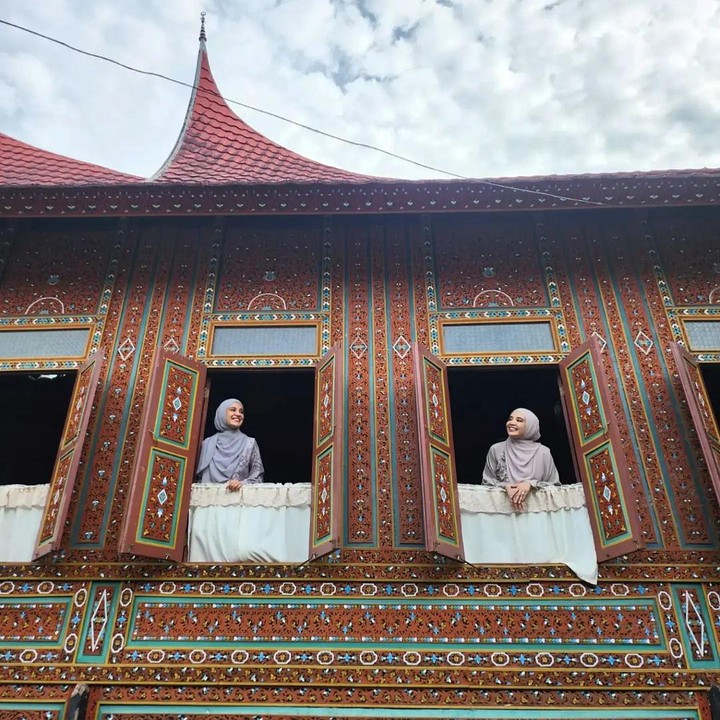 <p>Dalam unggahan tersebut, mereka tampak mengabadikan momen selama berada di Rumah Gadang, rumah tradisional khas Sumatra Barat.  (Foto: Instagram @shireensungkar dan @zaskiasungkar15)</p>